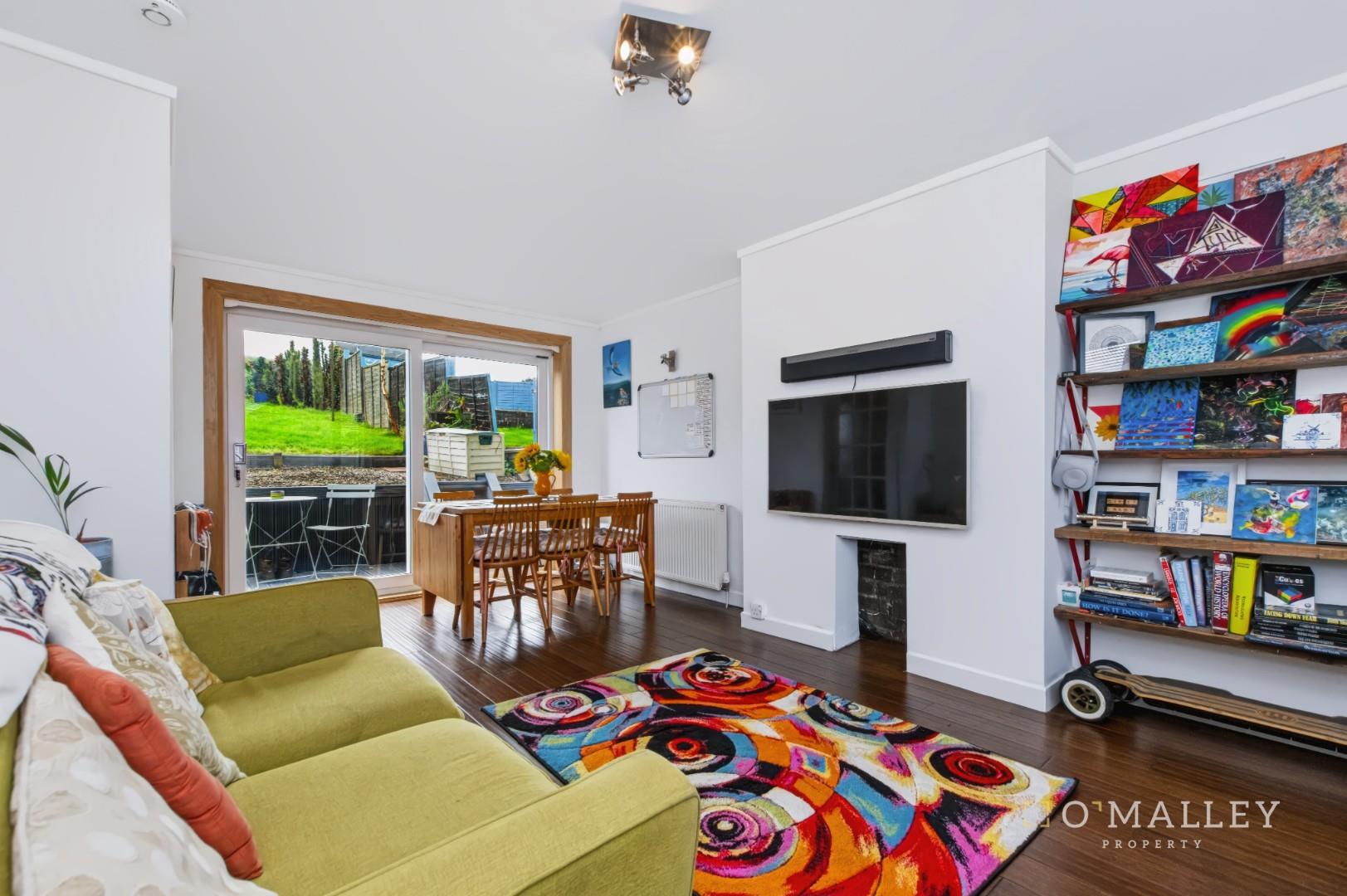 Lounge/Dining Area